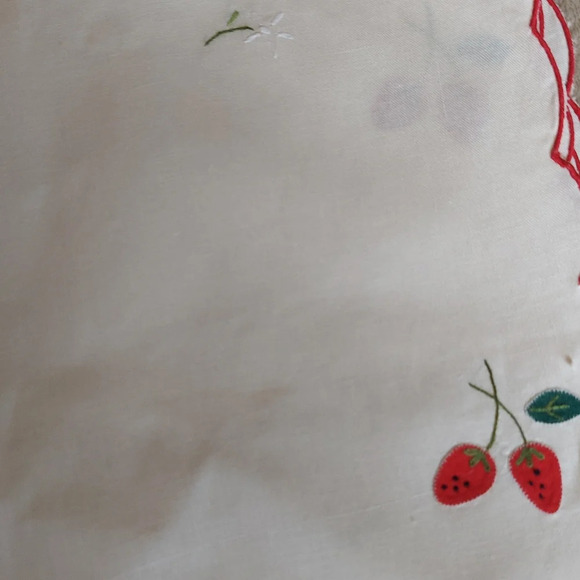 Vintage Placemats  Cream Red Appliques and Embroidered Scalloped Edges - Picture 4 of 11